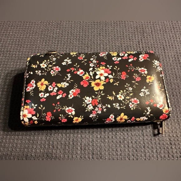 🎉Black Floral Padded Crossbody Wallet - Like New - Picture 5 of 10